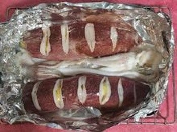 step5: 鋁箔紙亮面朝上大略的摺成盒狀，放上透抽，再放在烤架上，入烤箱200度烤15分鐘；