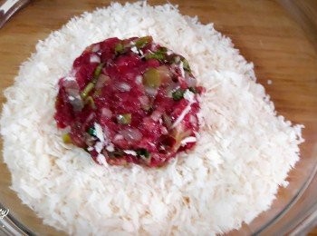 step6: 把牛肉餡料搓成圓型 , 輕輕按壓到麵包粉中