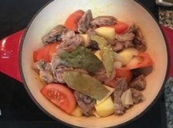 step9: 放入切好的小牛肉拌勻，放入月桂葉；