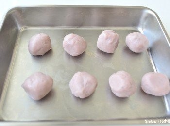 step2: 此時水份過多不易捏成球，用不沾鍋小火乾炒收乾水份。約需炒20-30分鐘～
分成20份，一顆約29克冷藏備用。