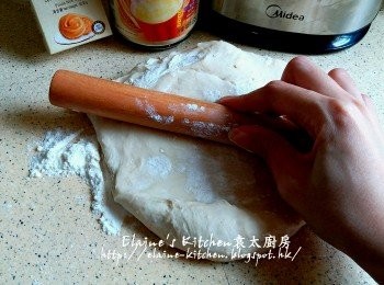step6: 1小時後用麵棍將麵糰壓平