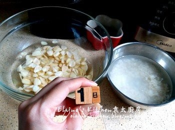 step2: 白米用水沖洗乾淨瀝乾水份 , 加1/2杯水份量浸過面 , 連同南北杏靜待一晚