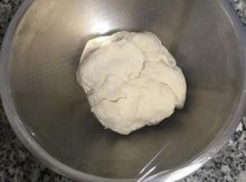 step7: 略微揉成糰後，蓋保鮮膜靜置放鬆10分鐘；