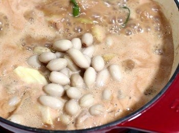 step12: 燒開後, 花生也加進去。
南乳花生, 很多人都會喜愛的。
之後轉至小火, 蓋上鍋蓋繼續燒。