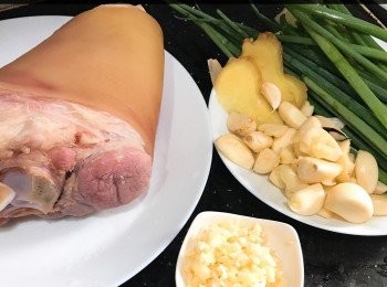 step1: 滾水加入數片薑片，放入豬手出水