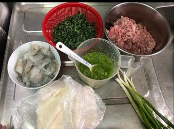 step1: 豬肉絞碎、白菜汆水攪碎、蝦搣殼