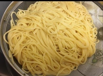 step2: 煲水滾後加入少許油和鹽，放入意粉，煮8-11分鐘烚熟，盛起瀝乾。備用