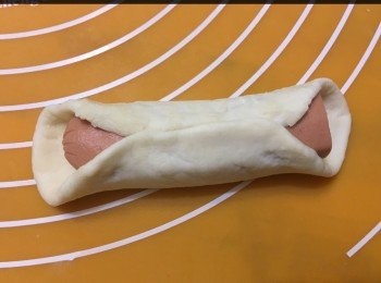 step4: 上下麵團曉上包住腸仔，然後左右麵團包住腸仔黏合。