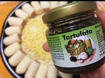 step12: 放上適量黑松露醬及蘑菇。（一田超市有意大利黑松露醬賣）