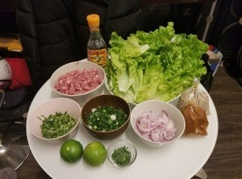 step1: 準備材料:
將乾蔥，芫茜，蔥全部切好，
檸檬葉剪碎