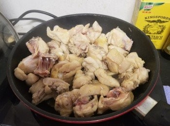 step2: 先將雞件炒至七成熟備用