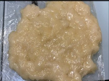 step2: 然後取出加入牛油抓至吸收，放在保鮮紙上用木棒敲打至軟身，然後用保鮮紙包好放入雪櫃冷凍備用。