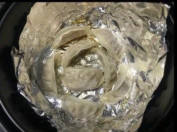 step2: 放餃子入鍋。