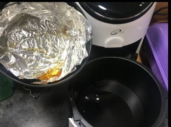 step1: 鍋內加入少少水，佈上錫紙，加入少少油。