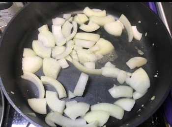 step2: 洋蔥蒜蓉炒至三成熟。