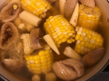 step3: 水滾後放入<span class="group_1">材料</span>（冰糖除外）大火煲5分鐘，轉小火煲45分鐘，如喜歡甜味多些，可加冰糖煮至溶化，完成