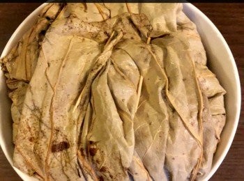 step4: 再將它用旁邊的荷葉慢慢包好。