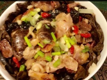 step7: 然後撒上杞子，葱粒，少許麻油和醬油便可食用。