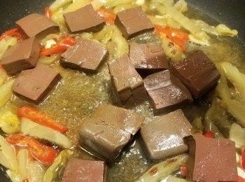 step9: 加入鴨血,用中火蓋上蓋煮約2分鐘