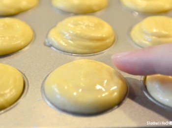 step3: 用手指沾點水輕輕撫平表面的凹凸不平，烤起來會更美麗。