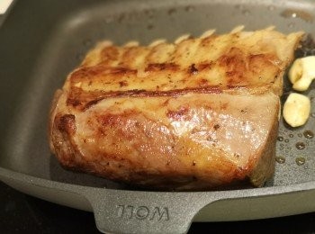 step7: 煎香羊架表面和蓋蓋焗羊架時間約五分鐘。