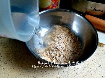 step1: 即成燕麥片放入碗內 , 加50ml水拌勻