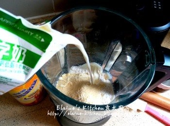 step2: 放入美的破壁機內 , 逐一加入中筋麵粉 , 鹽 , 酵母 , 阿華田牛奶麥精飲品 , 牛奶