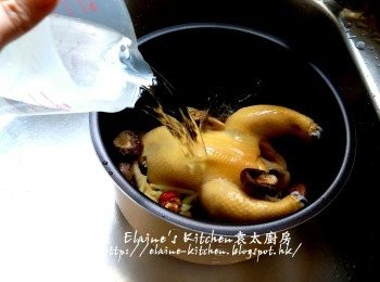 step6: 將雞盛起放入美的智能高速鍋的煲內 , 逐一加入薑絲 , 紅棗 , 冬菇 , 冬菇水及適量水拌勻
