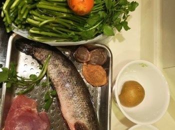 step1: 果皮浸軟去白色囊，鴨腎用鉸剪剪開部份，南北杏用水浸一會兒，紅蘿蔔去皮滾刀切。