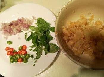 step1: 新豬肉先解凍，菜甫需預先有水浸泡。乾蔥琢蓉，辣椒切粒，菜甫切細粒，九層塔揀葉， 生菜剪成圓形式。