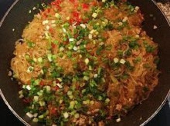 step9: 撒入蔥花、辣椒丁並延鍋邊淋上少許香油，再拌炒均勻即可起鍋。