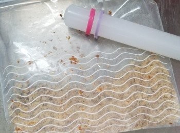 step1: 先將消化餅壓碎，放落牛油溶液拌勻