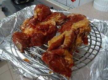 step4: 焗爐預熱般180度，焗盤先包錫紙； 把肉放在架上放進焗10分鐘