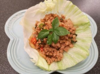 step3: 除青檸備用，將所有調味料落鑊。新豬肉不是肉, 所以烹調時間減一半。
熄火將九層塔同炒。
最後撒上青檸汁炒勻即可。