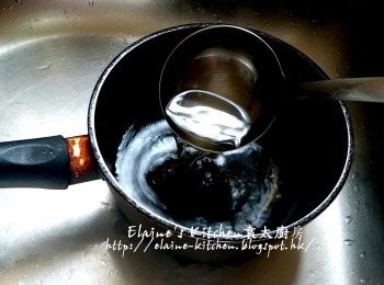 step11: 期間將冰糖放入煲內加2杯水份量 , 用中火煮至冰糖溶備用