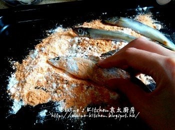 step5: <a href="https://cook1cook.com/shop/item/741?utm_source=cook1cook&utm_medium=recipeingredients&utm_campaign=o" target="_blank" data-keyword="多春魚" class="guide-link"><strong>多春魚</strong></a> <span style="display:inline-block;vertical-align:middle;margin-top:-3px;color:initial;border-radius:3px;padding:2px 3px;font-size:12px;line-height:14px;background:#87d300;color:#fff;">即買</span> 逐一沾上粉 , 再沾上蛋液 , 再沾上一層粉 , 再沾上麵包糠靜待10分鐘