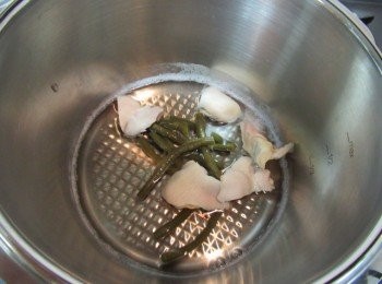 step4: 再取快鍋,放入步驟3與昆布柴魚高湯,蓋鍋蓋加壓2分鐘洩壓盛碗即可.