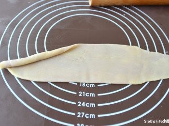 step7: 使用斜捲法~從左上角斜捲下來，一邊搓長