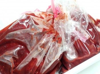 step1: 關於南乳及柱侯醬
在開始製作前, 先回答會問到的兩個問題。
1. 南乳並不是紅豆腐乳, 它們發酵的引子、做法有異, 有興趣的朋友, 可以爬文深究。
2. 南乳及柱侯醬, 在台灣就直接到南門市場一樓問問, 好幾個店家都有販售。都是瓶裝進口的。在廣東、香港等地均可輕鬆買到。常出國的朋友, 可到各地的唐人街找找再帶回來, 如新加坡、美國、加拿大等。
就如很多香港家庭, 匠弄也喜歡用雜貨店裡, 那古色古鄉的甕, 一大醰一大醰的南乳。店家會分成一磚一磚的販賣。每次都會把它小心翼翼的包好, 帶回台灣。