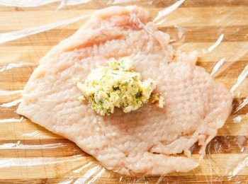 step2: 灑上少許的黑胡椒、鹽巴，並放上一匙的大蒜醬。