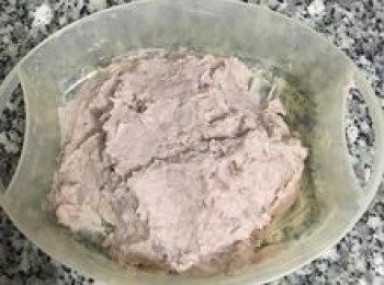 step3: 加入無鹽奶油、糖、牛奶拌勻成芋泥。加20g糖的甜度很舒服，喜歡吃甜ㄧ點的可以自己再添加。拌勻後蓋保鮮膜入冰箱冷藏。喜歡細滑芋泥的話可以用濾網過濾。