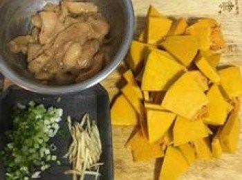 step2: <a href="https://bit.ly/3EZL8dD" target="_blank" data-keyword="雞胸" class="guide-link"><strong>雞胸</strong></a> <span style="display:inline-block;vertical-align:middle;margin-top:-3px;color:initial;border-radius:3px;padding:2px 3px;font-size:12px;line-height:14px;background:#87d300;color:#fff;">即買</span> 肉切片後用醃料抓勻略醃；蔥切蔥花；薑片切絲；南瓜去皮去籽後，切有點厚度的片狀；