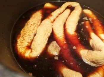 step9: 熱水自己調節，低壓煲水位高度剛蓋過豬腸面即可以，如普通煲請自行留意需不需要中途加水。