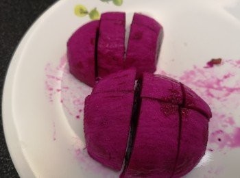 step3: 火龍果預先雪凍，取肉後加奶或冰塊，用真空榨汁機或普通榨汁機打成果汁。