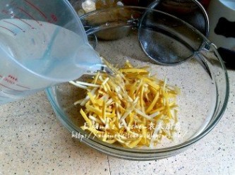 step4: 將切條的柚子皮放入大碗內 , 加少許鹽及水浸30分鐘