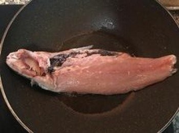 step2: 鍋燒熱，放入少許油，讓鍋子都吃到油，再將魚帶皮那面朝下放入，中火慢煎。