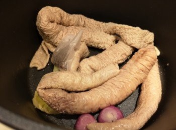 step7: 將豬腸和白胡椒粒回鑊同炒一陣，再贊上米酒。