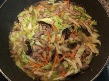 step8: 炒到高麗菜略軟，倒入2杯香菇水共煮；