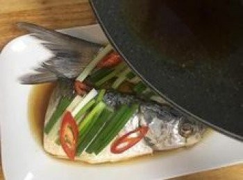 step6: 擺上另一半的蔥段和辣椒，淋上蒸魚的醬汁，再淋上加熱後的香油。