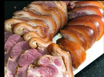 step4: 放入豬手，加適量老抽，炆1-1.5小時，起骨，塗上麻油，放涼，再補一點麻油
放雪櫃雪凍